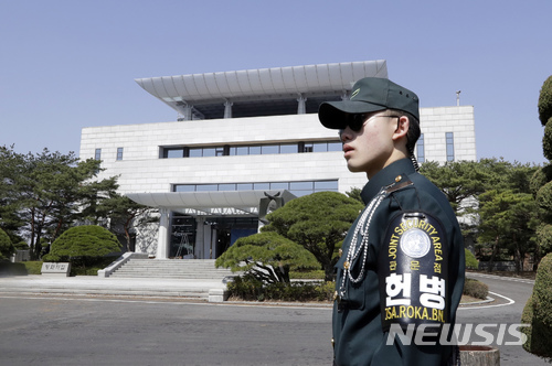 【판문점=AP/뉴시스】 북한이 21일 장거리 핵미사일 시험중단과 북부 핵실험장소의 폐기를 선언했다. 사진은 외신에 보도된 18일 판문점 평화의 집 앞의 풍경.&nbsp;&nbsp;&nbsp; 