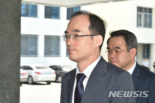 【대구=뉴시스】우종록 기자 = 문무일 검찰총장이 19일 오전 직원 격려차 대구 수성구 범어동 대구지방검찰청을 방문해 청사로 들어서고 있다. 2018.04.19. wjr@newsis.com