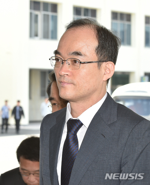 【대구=뉴시스】우종록 기자 = 문무일 검찰총장이 19일 오전 직원 격려차 대구 수성구 범어동 대구지방검찰청을 방문해 청사로 들어서고 있다. 2018.04.19. wjr@newsis.com