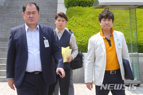【서울=뉴시스】배훈식 기자 = 조현민 대한항공 전무의 갑질 논란을 수사 중인 경찰이 19일 오후 서울 강서구 대한항공 본사에 대한 압수수색을 마친 뒤 나오고 있다. 2018.04.19. dahora83@newsis.com