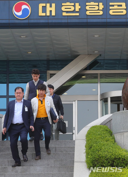 【서울=뉴시스】배훈식 기자 = 조현민 대한항공 전무의 갑질 논란을 수사 중인 경찰이 19일 오후 서울 강서구 대한항공 본사에 대한 압수수색을 마친 뒤 나오고 있다. 2018.04.19. dahora83@newsis.com