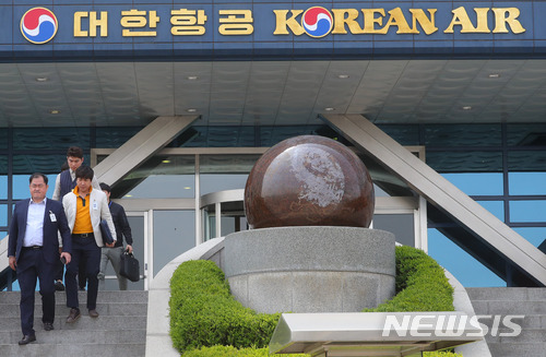 【서울=뉴시스】배훈식 기자 = 조현민 대한항공 전무의 갑질 논란을 수사 중인 경찰이 19일 오후 서울 강서구 대한항공 본사에 대한 압수수색을 마친 뒤 나오고 있다. 2018.04.19.&nbsp; dahora83@newsis.com