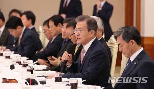 【서울=뉴시스】전진환 기자 = 문재인 대통령이 19일 오후 청와대 충무실에서 언론사 사장단과의 간담회에서 인사말을 하고 있다. 2018.04.19. amin2@newsis.com