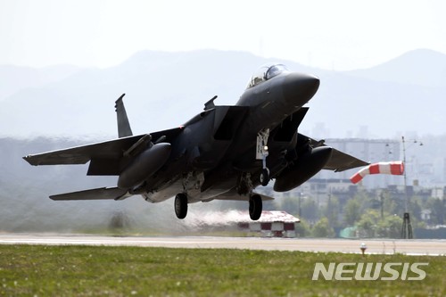 [서울=뉴시스]F-15K 전투기가 활주로를 이륙하고 있다. 2018.04.19. (사진=공군 제공) photo@newsis.com