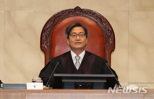【서울=뉴시스】김선웅 기자 = 지난달 19일 오후 서울 서초구 대법원에서 열린 전원합의체에서 김명수 대법원장 선고를 내리고 있다. 2018.04.19.&nbsp; mangusta@newsis.com
