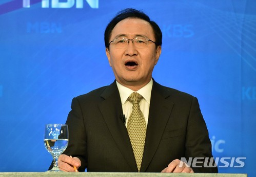 【서울=뉴시스】국회사진기자단 = 노회찬 평화와정의의 의원 모임 원내대표가 19일 서울 종로구 세종문화회관 세종홀에서 한국방송기자클럽 초청 '국회 교섭단체 원내대표 초청 개헌문제 토론회'에서 인사말을 하고 있다. 2018.04.19.  photo@newsis.com