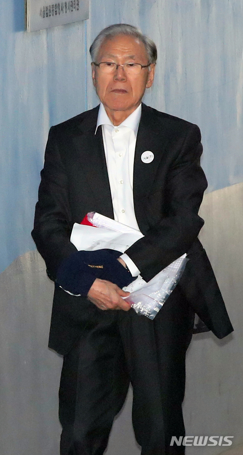 【서울=뉴시스】김선웅 기자 = 이명박 전 대통령의 집사로 불린 김백준 전 청와대 총무기획관이 지난 19일 오후 서울 서초구 서울중앙지법에서 열 특정범죄 가중처벌 등에 관한 위반(뇌물) 방조 등 혐의 2차 공판에 출석하고 있다.2018.04.19.&nbsp; mangusta@newsis.com
