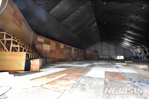 【안산=뉴시스】이정선 기자 = 세월호참사 희생자 정부합동분향소 철거가 시작된 19일 오후 경기 안산 세월호참사 분향소에서 유가족들이 장례 및 추모 물품이 수거함과 쓰레기통에 버려진 것을 발견, 철거 작업이 중단되어 있다. 2018.04.19.ppljs@newsis.com