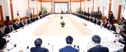 【서울=뉴시스】전진환 기자 = 문재인 대통령이 19일 오후 청와대 충무실에서 언론사 사장단과의 간담회에서 인사말을 하고 있다. 2018.04.19. amin2@newsis.com
