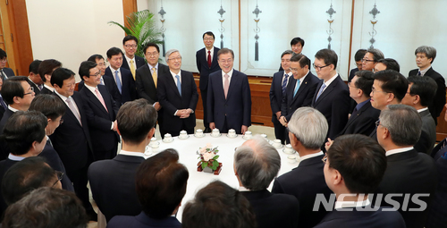 【서울=뉴시스】전진환 기자 = 문재인 대통령이 19일 오후 청와대 충무실 전실에서 언론사 사장단과의 간담회에 앞서 환담하고 있다. 2018.04.19. amin2@newsis.com