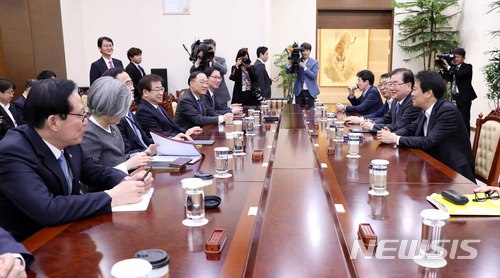 【서울=뉴시스】전신 기자 = 임종석 비서실장이 지난 4월19일 청와대 여민관에서 열린 남북정상회담 준비위원회 제6차 전체회의에 앞서 참석자들과 환담을 나누고 있다. 2018.04.19. photo1006@newsis.com