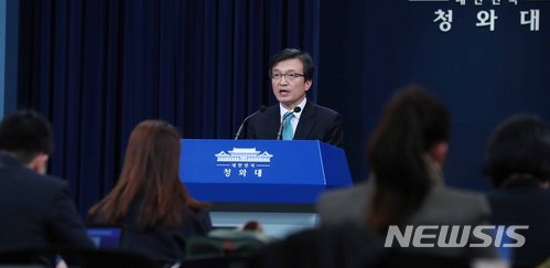 【서울=뉴시스】 문재인 대통령이 오는 8일 6·13 지방선거 사전투표를 실시하기로 결정했다고 청와대가 4일 밝혔다. 사진은 김 대변인이 청와대 춘추관에서 브리핑을 하는 모습이다. (사진=뉴시스 자료사진) 2018.06.04. photo1006@newsis.com