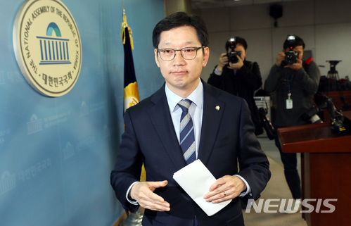 【서울=뉴시스】박영태 기자 = 김경수 더불어민주당 의원이 19일 오후 서울 영등포구 여의도 국회 정론관에서 경남도지사 출마 기자회견을 끝내고 정론관을 나서고 있다. 2018.04.19. since1999@newsis.com 