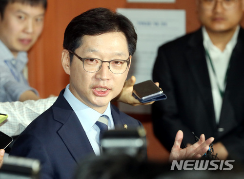 【서울=뉴시스】박영태 기자 = 김경수 더불어민주당 의원이 19일 오후 서울 영등포구 여의도 국회 정론관에서 경남도지사 출마 기자회견을 끝내고 취재진의 질문에 답변하고 있다. 2018.04.19.since1999@newsis.com