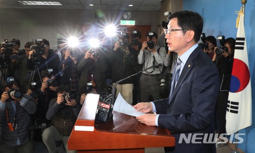 【서울=뉴시스】홍효식 기자 = 김경수 더불어민주당 의원이 19일 오후 서울 여의도 국회 본청 정론관에서 경남도지사 출마 입장을 밝히고 있다. 2018.04.19. yesphoto@newsis.com