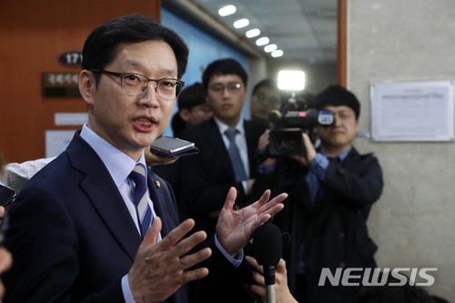 【서울=뉴시스】홍효식 기자 = 김경수 더불어민주당 의원이 19일 오후 서울 여의도 국회 본청 정론관에서 경남도지사 출마 입장을 밝힌 뒤 취재진의 질문에 답하고 있다. 2018.04.19.&nbsp; yesphoto@newsis.com