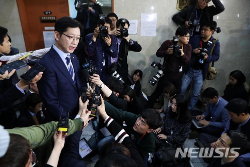 【서울=뉴시스】홍효식 기자 = 김경수 더불어민주당 의원이 19일 오후 서울 여의도 국회 본청 정론관에서 경남도지사 출마 입장을 밝힌 뒤 취재진의 질문에 답하고 있다. 2018.04.19.&nbsp; yesphoto@newsis.com