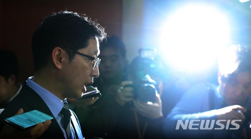 【서울=뉴시스】홍효식 기자 = 김경수 더불어민주당 의원이 19일 오후 서울 여의도 국회 본청 정론관에서 경남도지사 출마 입장을 밝힌 뒤 취재진의 질문에 답하고 있다. 2018.04.19. yesphoto@newsis.com