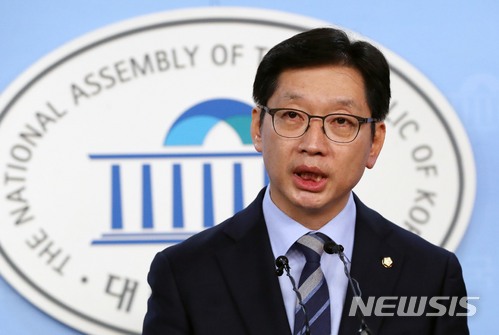 【서울=뉴시스】홍효식 기자 = 김경수 더불어민주당 의원이 19일 오후 서울 여의도 국회 본청 정론관에서 경남도지사 출마 입장을 밝히고 있다. 2018.04.19.&nbsp; yesphoto@newsis.com
