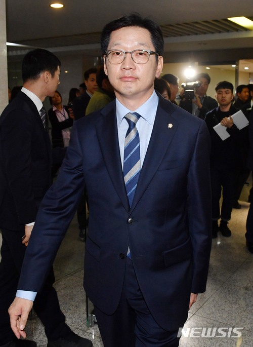 【서울=뉴시스】홍효식 기자 = 김경수 더불어민주당 의원이 19일 오후 서울 여의도 국회 본청 정론관에서 경남도지사 출마 입장을 밝힌 뒤 본청을 나서고 있다. 2018.04.19. photo@newsis.com