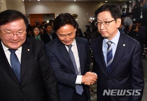 【서울=뉴시스】홍효식 기자 = 김경수(오른쪽) 더불어민주당 의원이 19일 오후 서울 여의도 국회 본청 정론관에서 경남도지사 출마 입장을 밝힌 뒤 김영진 전약기획위원장과 악수를 하고 있다. 맨 왼쪽은 김태년 정책위의장. 2018.04.19. photo@newsis.com