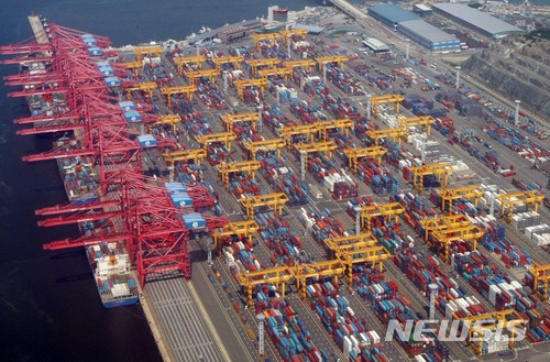 【부산=뉴시스】 하경민 기자 = 부산세관은 지난 3월 부산의 수출은 13억7000만 달러, 수입은 12억9000만 달러를 각각 기록해 무역수지 8000만 달러 흑자를 나타냈다고 20일 밝혔다. 사진은 부산항 신항의 모습. 2018.04.20. (사진=뉴시스DB)yulnetphoto@newsis.com