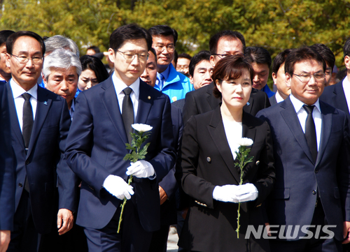 【김해=뉴시스】김상우 기자 =【김해=뉴시스】김상우 기자 =더불어민주당 김경수 의원은 20일 오전 경남 김해시 봉하마을 고 노무현 전 대통령 묘역 참배를 시작으로 경남지사 선거운동에 뛰어 들었다.&nbsp; 그는 노 전 대통령이 잠든 너럭바위에서 큰 절을 올리고, 방명록에 대통령님과 함께 세웠던 사람사는 세상의 꿈, 경남에서 반드시 이루겠다고 남기며 각오를 다졌다. 2018.04.20&nbsp; woo@newsis.com