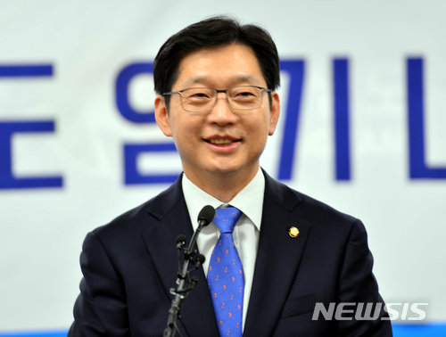 【창원=뉴시스】김기진 기자 =20일 더불어민주당 경남도지사 후보로 확정된 김경수 의원이 경남도청 프레스센터에서 열린 기자 간담회에서 기자들의 질문을 받으며 미소를 띠고 있다. 2018.04.20. sky@newsis.com