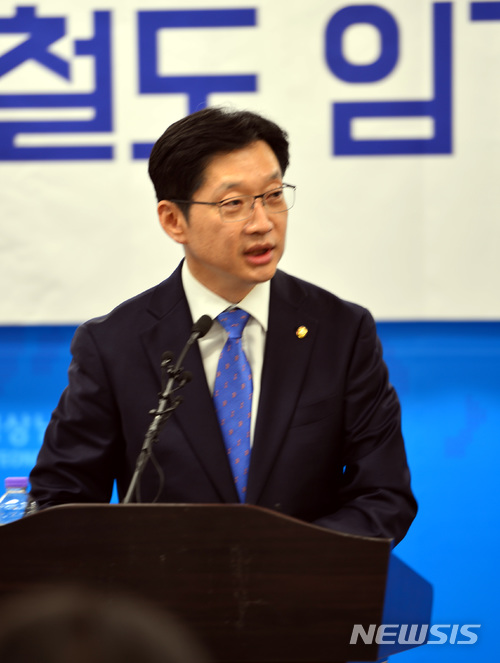 【창원=뉴시스】김기진 기자 =20일 더불어민주당 경남도지사 후보로 확정된 김경수 의원이 경남도청 프레스센터에서 열린 기자 간담회에서 댓글공작으로 의심받는 '드루킹' 관련 질문을 받자 경찰의 신속한 수사를 촉구하고 있다. 2018.04.20. sky@newsis.com