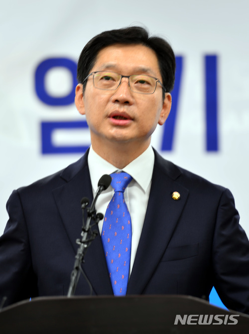 【창원=뉴시스】김기진 기자 =20일 더불어민주당 경남도지사 후보로 확정된 김경수 의원이 경남도청 프레스센터에서 열린 기자 간담회에서 지역내 조선산업에 대한 질문을 받고 답변을 하고 있다. 2018.04.20. sky@newsis.com