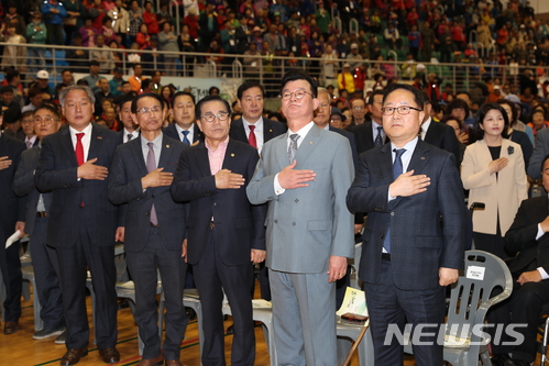 【계룡=뉴시스】유효상 기자 = 충남도와 충남지체장애인협회 주관으로 20일 계룡시민체육관에서 제38회 장애인의 날 기념식이 열린 가운데 남궁영 도지사 권한대행 등 이날 행사에 참석한 정치인들이 국민의례를 하고 있다. 2018.04.20&nbsp; yreporter@newsis.com 