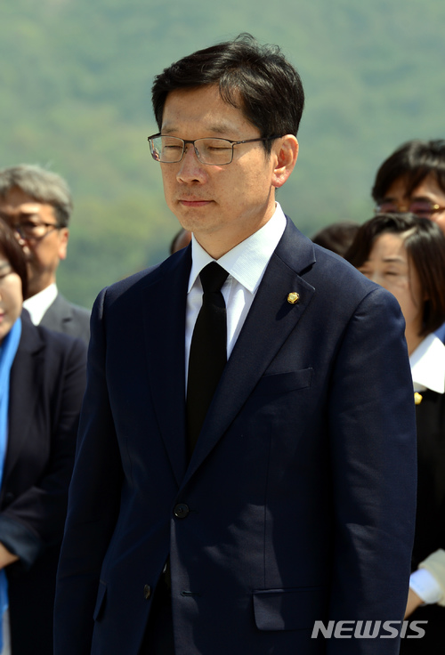 【창원=뉴시스】김기진 기자 = 더불어민주당 경남지사 후보로 확정된 김경수 의원이 20일 경남 창원시에 소재한 국립3·15 민주묘지를 찾아 참배하기 직전에 생각에 잠겨 있다. 2018.04.20.&nbsp; sky@newsis.com