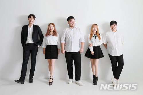 【대전=뉴시스】 충남대 재학생과 졸업생들로 구성된 아카펠라 그룹 '나린' 멤버들이 기념촬영을 하고 있다.(사진=충남대 제공)