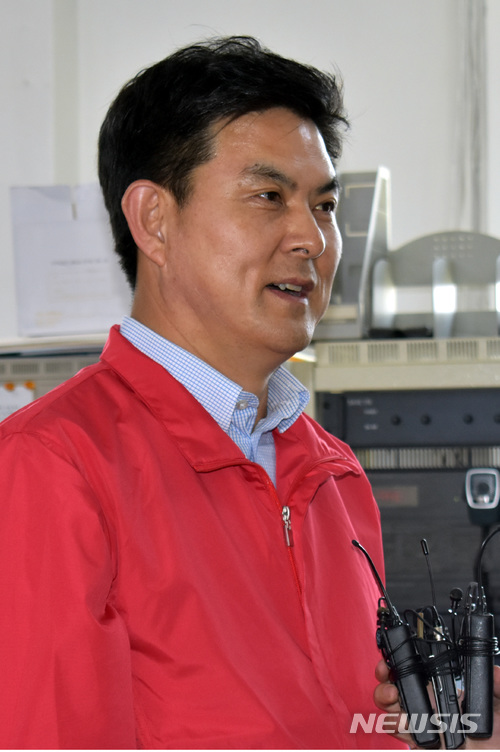 【진주=뉴시스】정경규 기자 = 자유한국당 경남지사 후보로 확정된 김태호 전 경남지사는 20일 진주 중앙시장 번영회 사무실을 방문해 취재진들에게 둘러쌓여 인터뷰에 응하고 있다.2018.04.20. jkgyu@newsis.com