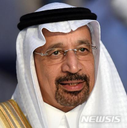 【서울=뉴시스】최근 중동의 지정학적 불안과 세계 경제의 회복세 등으로 국제유가가 급등세를 보이고 있는 가운데 칼리드 알팔리 사우디아라비아 석유장관이 당분간 원유 감산의 고삐를 늦추지 않을 것임을 시사하는 발언을 했다. 사우디아라비아 제다에서 열리는 석유수출국기구(OPEC) 회의에 참석 중인 알팔리 장관은 20일(현지시간) CNBC뉴스와의 인터뷰에서 “아직은 ‘임무 완수(mission accomplished)’와 같은 헛소리에 귀를 기울여서는 안 된다. 우리는 여전히 갈 길이 멀다”라고 말했다. <출처: 구글> 2018.04.20.