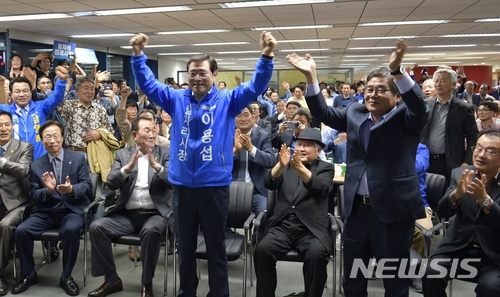 【광주=뉴시스】송창헌 기자 = 이용섭 전 대통령 직속 일자리위원회 부위원장이 20일 6·13 지방선거 더불어민주당 광주시장 후보로 최종 확정된 후 지지자들과 환호하고 있다. 2018.04.20 (사진=이용섭 후보 측 제공)&nbsp; photo@newsis.com 