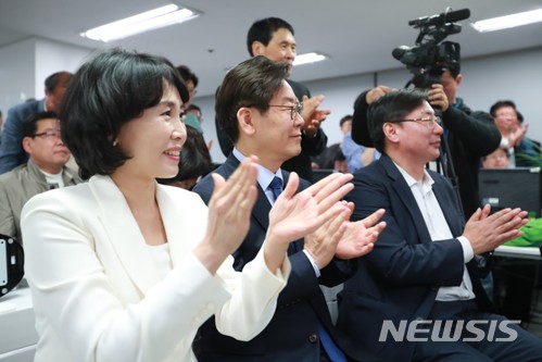 【수원=뉴시스】김도란 기자 =&nbsp;&nbsp; 6·13지방선거 더불어민주당 경기도지사 후보로 확정된 이재명 예비후보가 20일 경선 결과를 듣고 아내와 환호하고 있다. 2018.04.20 (사진=이재명 경기도지사 예비후보 선거캠프 제공)&nbsp; photo@newsis.com