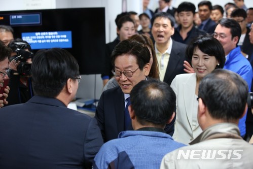 【수원=뉴시스】김도란 기자 = 6·13지방선거 더불어민주당 경기도지사 후보로 확정된 이재명 예비후보가 20일 경선 결과가 확정되자 수원시 자신의 선거캠프를 찾아 지지자들과 인사하고 있다. 2018.04.20 (사진=이재명 경기도지사 예비후보 선거캠프 제공) photo@newsis.com