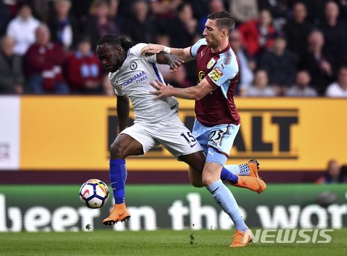 【번리=AP/뉴시스】영국 번리 터프 무어 스타디움에서 열린 2017~2018 잉글랜드 프리미어리그 34라운드 경기에서 가 첼시 빅터 모지스(왼쪽)가 드리블을 시도하고 있다. 이날 경기에서 첼시가 2-1 승리를 거뒀다. 2018.04.20