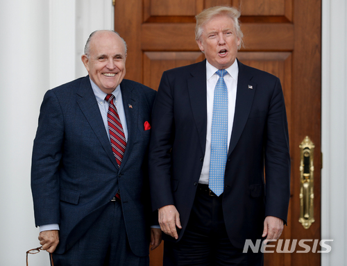 【베드민스터=AP/뉴시스】도널드 트럼프 미국 대통령 당선인(당시)이 지난 2016년 11월20일 뉴저지주 베드민스터에 있는 트럼프 내셔널 골프 클럽에서 루돌프 줄리아니 전 뉴욕시장과 나란히 서 있다. 2018.5.3