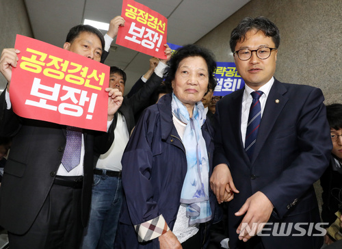 【서울=뉴시스】박영태 기자 = 광주 서구갑의 전략공천 철회와 공정경선 보장 요구를 위해 추미애 더불어민주당 대표를 찾은 이한열 열사의 어머니인 배은심씨. 2018.04.20.since1999@newsis.com