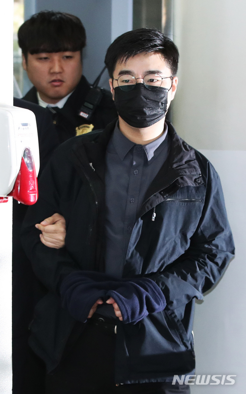 【서울=뉴시스】김선웅 기자 = 네이버 기사 댓글 추천수 조작 혐의를 받는 '드루킹' 김 모씨에게 매크로 프로그램을 전달한 공범 박 모씨(인터넷 필명 서유기)가 20일 오전 서울 서초구 서울중앙지법에서 열린 구속 전 피의자심문(영장실질심사)에 출석하고 있다. 2018.04.20.&nbsp; mangusta@newsis.com