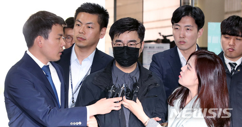 【서울=뉴시스】김선웅 기자 = 포털 기사 댓글 추천수 조작 혐의를 받는 '드루킹' 김모씨에게 매크로 프로그램을 전달한 공범 박 모씨(인터넷 필명 서유기)가 지난달 20일 오전 서울 서초구 서울중앙지법에서 열린 구속 전 피의자심문(영장실질심사)에 출석하고 있다. 2018.04.20. mangusta@newsis.com