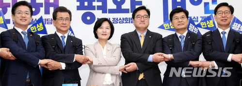 【서울=뉴시스】박영태 기자 = 20일 오전 서울 영등포구 여의도 국회에서 진행된 더불어민주당 6.13 지방선거 충청권 광역단체장 후보자 인사행사에서 추미애 대표가 후보들에게 민생배낭을 준 후 기념촬영을 하고 있다. 왼쪽부터 허태정 대전시장 후보자, 이시종 충북도지사 후보자, 추미애 대표, 우원식 원내대표, 이춘희 세종시장 후보자, 양승조 충남도지사 후보자. 2018.04.20.since1999@newsis.com