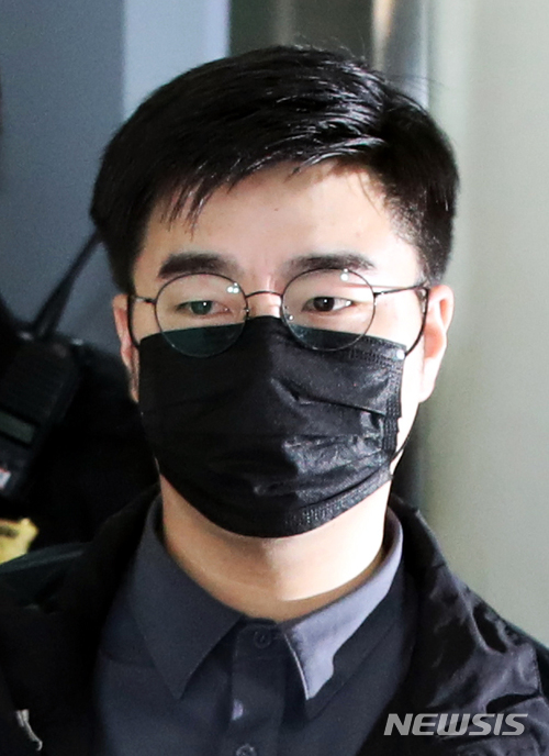 【서울=뉴시스】김선웅 기자 = 네이버 기사 댓글 추천수 조작 사건 공범 혐의를 받는 필명 '서유기' 박모씨가 지난달 20일 서울 서초구 서울중앙지법에서 열린 구속 전 피의자심문(영장실질심사)에 출석하고 있다. 2018.04.20. mangusta@newsis.com