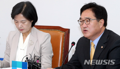 【서울=뉴시스】박영태 기자 = 우원식 더불어민주당 원내대표가 20일 오전 서울 영등포구 여의도 국회에서 진행된 더불어민주당 최고위원회의에서 모두발언을 하고 있다. 2018.04.20.since1999@newsis.com