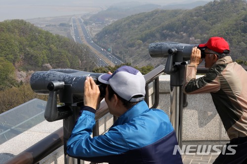 【파주=뉴시스】박진희 기자 = 남북정상회담을 일주일 앞둔 20일 오전 경기 파주시 오두산 통일전망대에서 북한 지역을 조망하고 관광객들 사이로 판문점으로 가는 자유로가 보이고 있다. 2018.04.20.pak7130@newsis.com