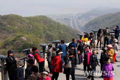 【파주=뉴시스】박진희 기자 = 남북정상회담을 일주일 앞둔 20일 오전 경기 파주시 오두산 통일전망대에 북한 지역을 조망하려는 관광객들로 붐비고 있다. 2018.04.20.pak7130@newsis.com
