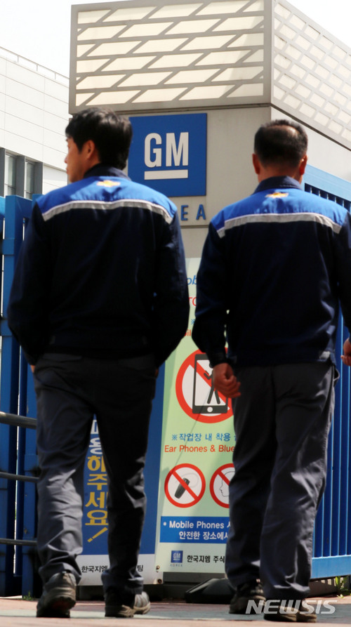【인천=뉴시스】박주성 기자 = 제너럴모터스(GM)가 법정관리 데드라인으로 정한 20일 오전 인천시 부평구 한국지엠 부평공장에 직원들이 업무를 보고 있다.&nbsp; 한국GM은 이날 오후 늦게 이사회를 열고 법정관리 신청을 논의할 것으로 알려졌다. 2018.04.20. park7691@newsis.com