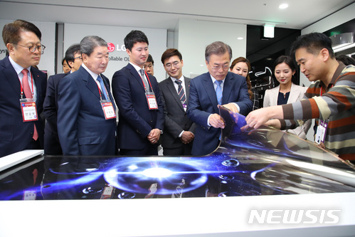 【서울=뉴시스】전진환 기자 = 문재인 대통령이 20일 오전 서울 강서구 마곡동에 위치한 융·복합 연구개발(R&D)단지 LG 사이언스파크 개관 기념식에 참석해 전시관에서 구본준(왼쪽 두번째), 안승권 LG 사이언스파크 사장과 롤러블 디스플레이에 대한 설명을 듣고 있다. 2018.04.20. amin2@newsis.com
